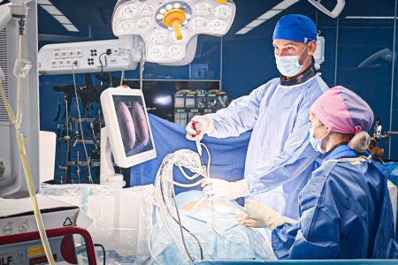https://newhospital.rs/wp-content/uploads/2025/10/dr-bojan-jelaca-endoskopska-operacija-diskus-hernije.jpg